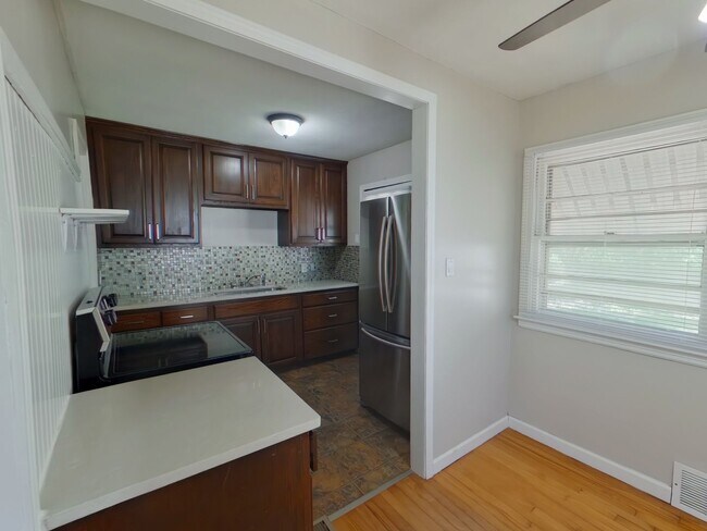 Foto del edificio - 1027 N Old Manor Rd