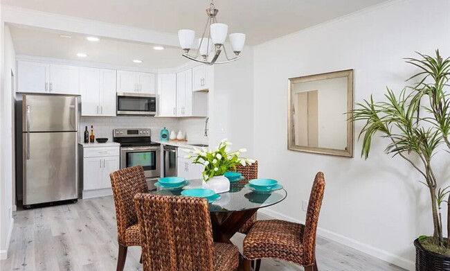 Building Photo - "Chic Newport Beach Retreat: 1-Bed, 1.5-Ba...