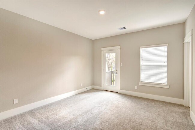 Building Photo - 1304 W 23rd St