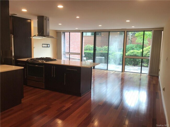Foto del edificio - 150 N Bedford Rd