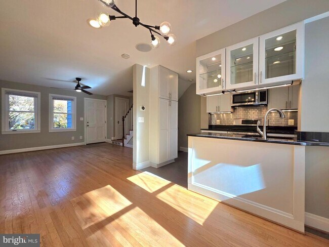 Foto del edificio - 527 E Nelson Ave