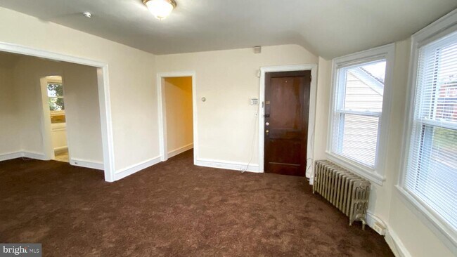 Building Photo - 300 W 31st St