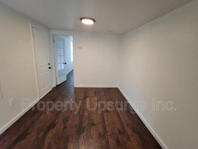 Building Photo - 213 E 15th St