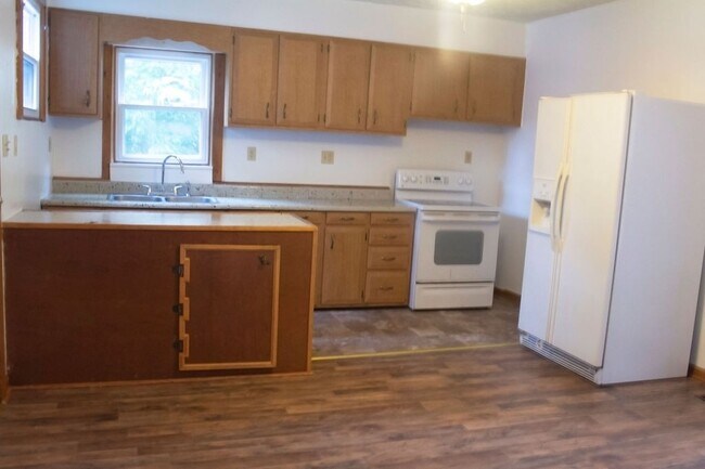 Building Photo - Large 3 Bedroom single family home