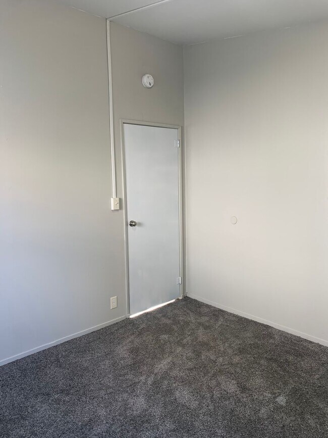 Building Photo - 3 Bedroom, 1 Bath located in a quiet neigh...