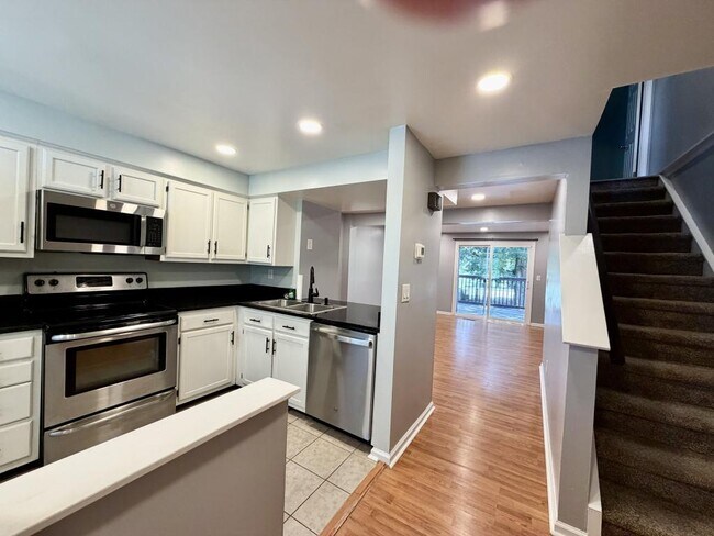Building Photo - 9604 Vinca Cir