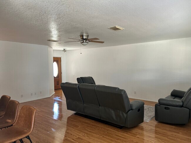 Foto del edificio - 867 Spyglass Dr