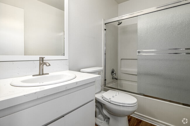 2 habitaciones, 2 baños - 950 pies cuadrados - Segundo baño - Cape Cod Apartments