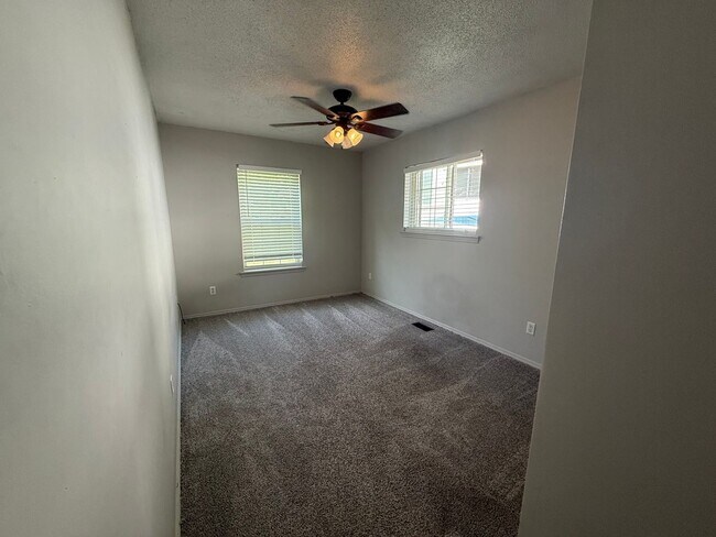 Building Photo - 3 bed 2 bath 2 car garage house