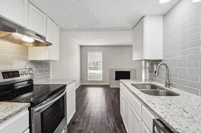 Building Photo - Newly Remodeled Townhome