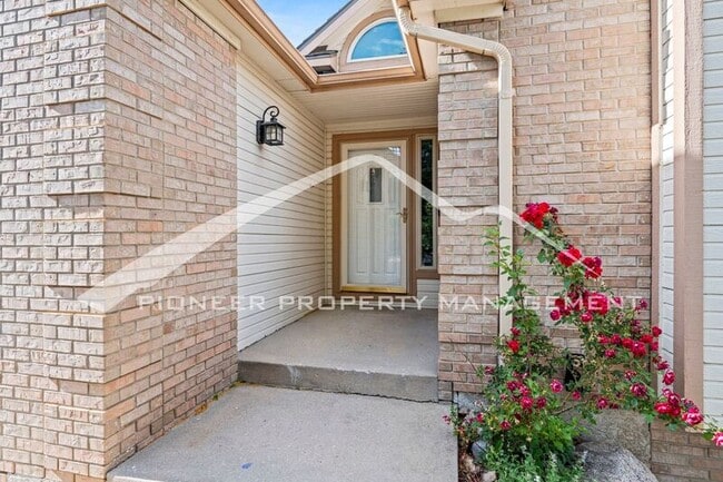 Building Photo - 5020 Broadmoor Bluffs Dr
