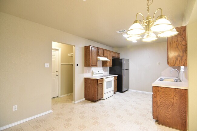 Building Photo - 2700 Maria Dr