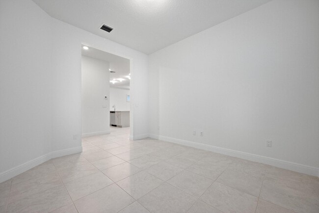 Building Photo - 5546 St Armands Way