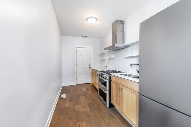 Building Photo - 2112 W 18th Plz