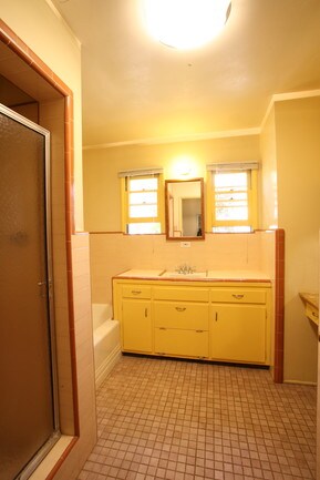 Front Bathroom - 2202 Pacific Ave