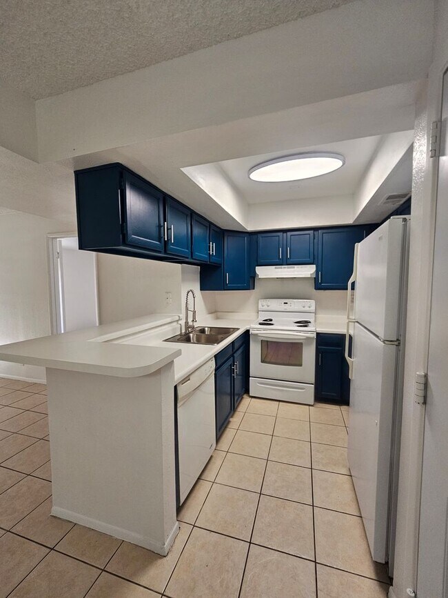 Foto del edificio - $500 Off First Month! 2 Bed 2 Bath Condo Near Dobson & University with In-Unit W/D