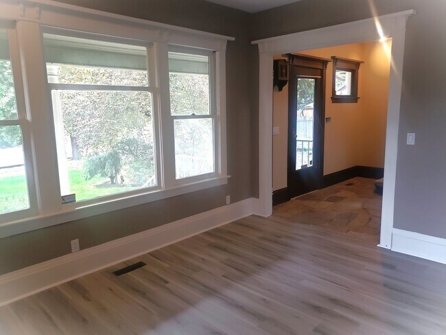 Foto del edificio - Large Unique House in Milwaukie with Big Fenced Yard
