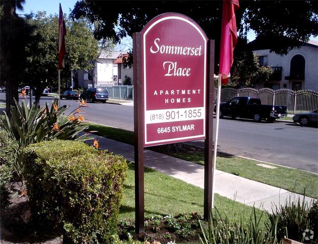 Entrada - Somerset Place Apartments