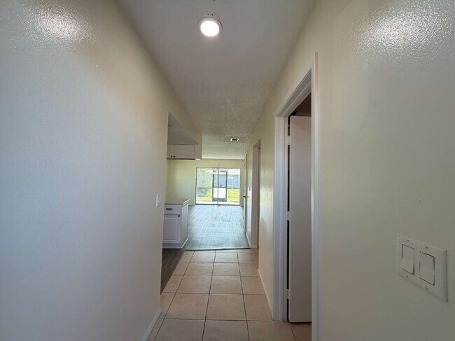 Building Photo - 2-bedroom, 2-bathroom residence located in Punta Gorda Isles