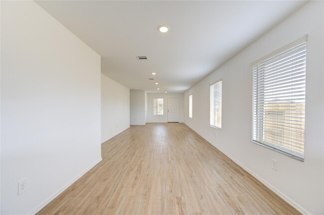 Foto del edificio - 617 Roaring Fls Dr