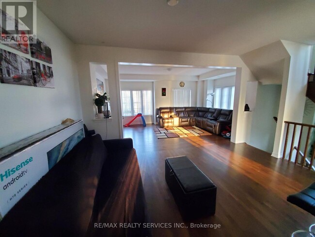 Building Photo - 3160 Boxford Cres