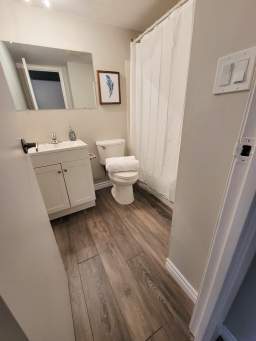 Photo du bâtiment - Trout Lake Place