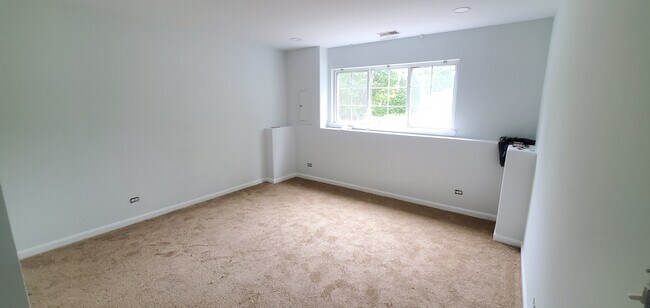 Building Photo - 587 S Parkside Dr