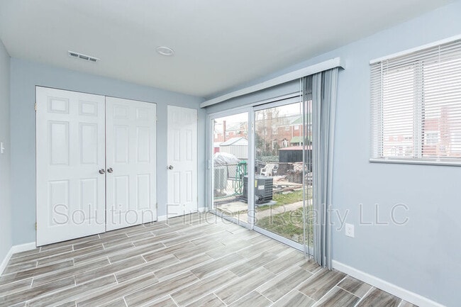 Building Photo - 2032 Kelmore Rd