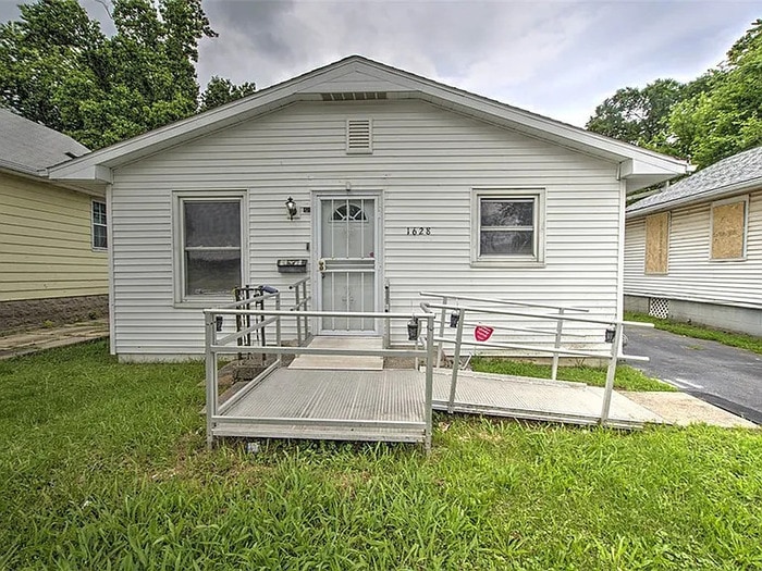 Primary Photo - 1628 N Oakland Ave