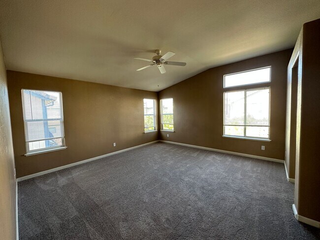 Foto del edificio - Spacious 4BR/2.5BA Home with 3 Car Garage ...