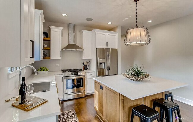 Foto del edificio - Luxurious 3 bed 3 bath townhome in Glen Ellyn