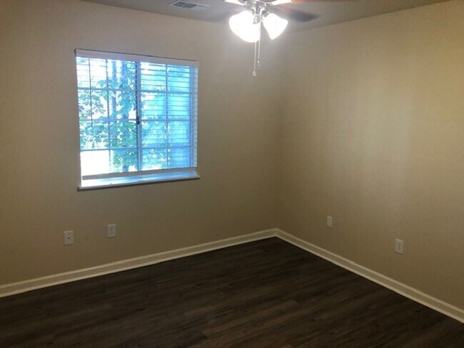Building Photo - 2 Bedroom 1 Bath Apartment