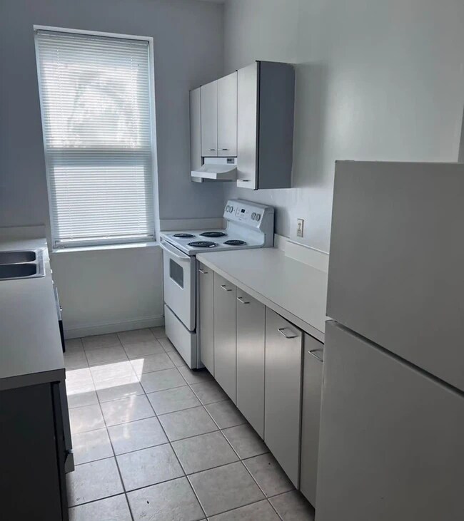 Foto del edificio - 932-934-934 Russell Blvd