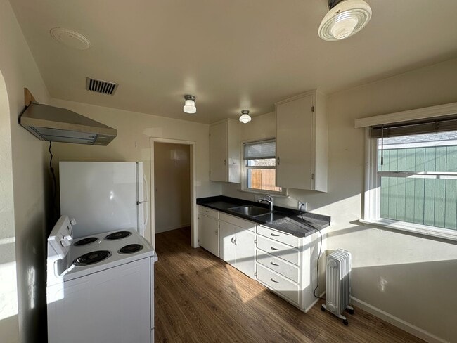 Building Photo - Down Town Bishop - One bedroom/One Bath