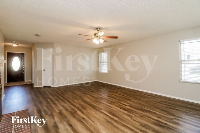 Foto del edificio - 8701 Stonebriar Ln