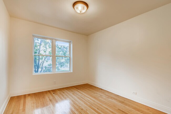 Foto del edificio - 1351 W 81st St