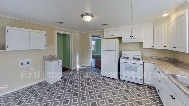 Building Photo - 1030 Oak Dr