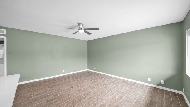 Foto del edificio - 1635 E Oak St