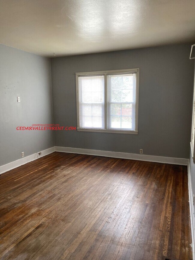 Building Photo - 2 Bedroom, 1 Bath Home at 539 Edison St Wa...