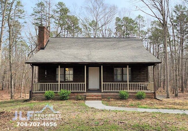 Building Photo - Cozy 4/2.5 Log Cabin Home in Gold Hill wit...
