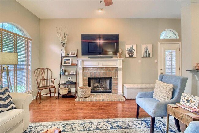 Foto del edificio - 7902 Isaac Pryor Dr