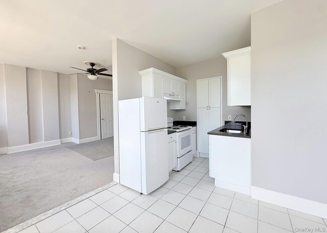 Building Photo - 132 W Boston Post Rd