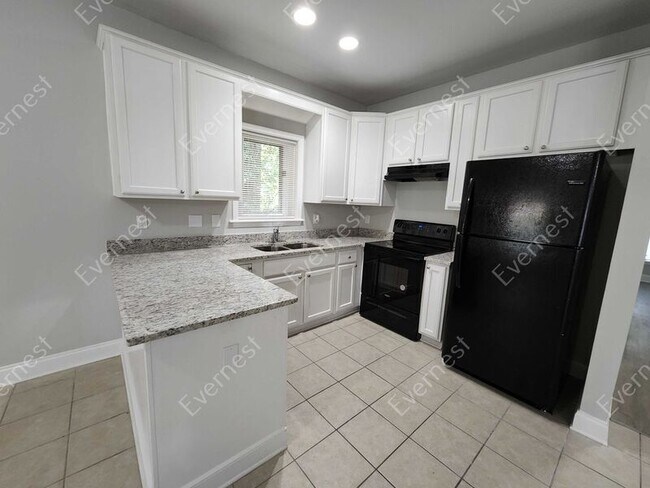 Building Photo - 562 Woodlawn Ave NW