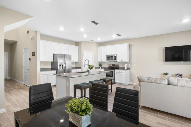Open floor plan - kithcen - 1685 Pottsburg Point Dr