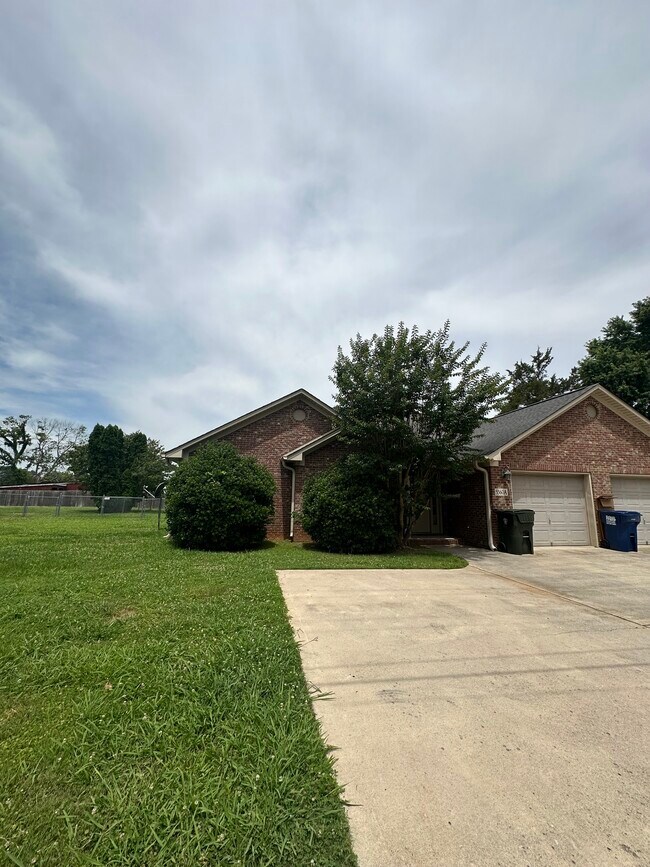 Building Photo - 5560 Old Railroad Bed Rd