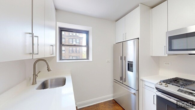 Building Photo - 145 E 16th St