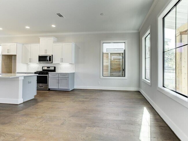 Building Photo - 3 Bedroom Single Family Home in Houston