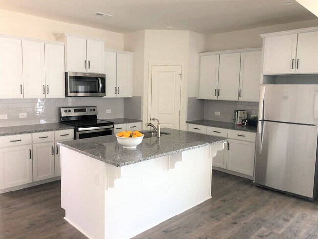 Building Photo - BEAUTIFUL 3 Bedroom Townhome Bonterra Vill...