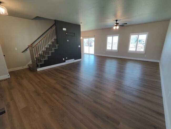 Building Photo - Spacious 4 bed/2.5 bath Home!