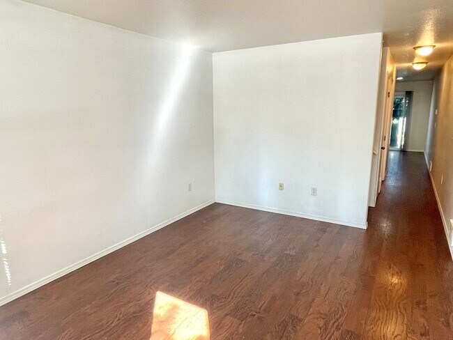 Foto del edificio - St. Johns Neighborhood Rowhouse with Detached Garage, Private Back Patio